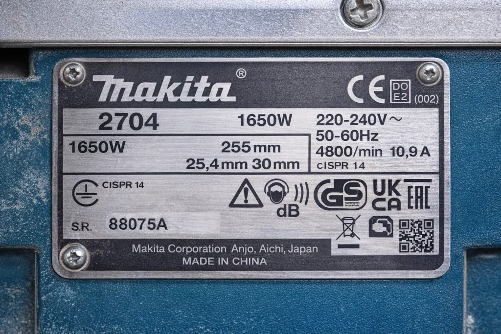 Placa de identificação técnica da Makita 2704 confirmando motor de 1650W, 4800 RPM e certificações de segurança.