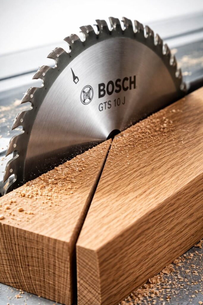 Close macro do disco de serra Bosch cortando madeira de carvalho com precisão.