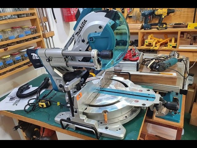 Detalhe da LS1019L, reconhecida como a melhor serra esquadria Makita para alta produção devido ao seu sistema de trilho frontal e precisão absoluta.