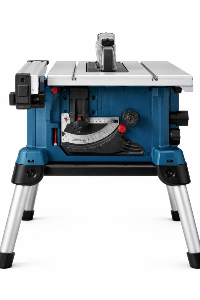 Suportes laterais da Bosch GTS 10 J guardando a guia e o transferidor.