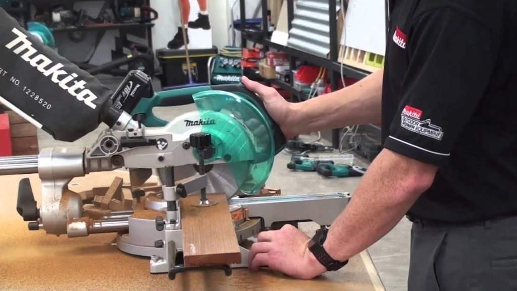 Operação da serra esquadria 18V Makita com tecnologia a bateria para cortes precisos e mobilidade