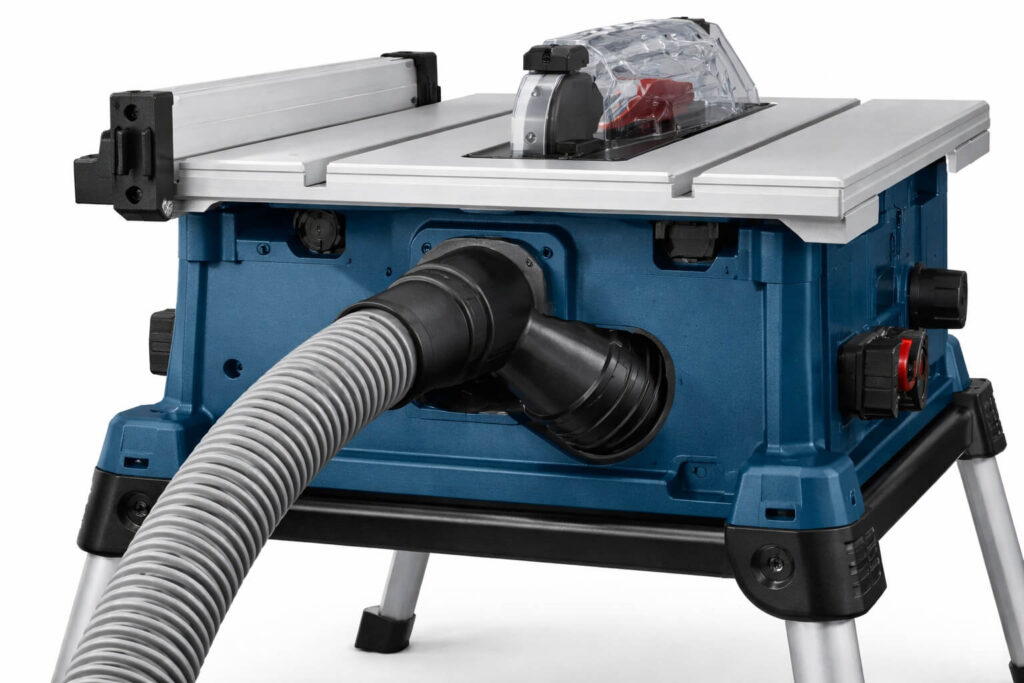 Visão traseira da serra Bosch com mangueira de aspirador conectada ao bocal.