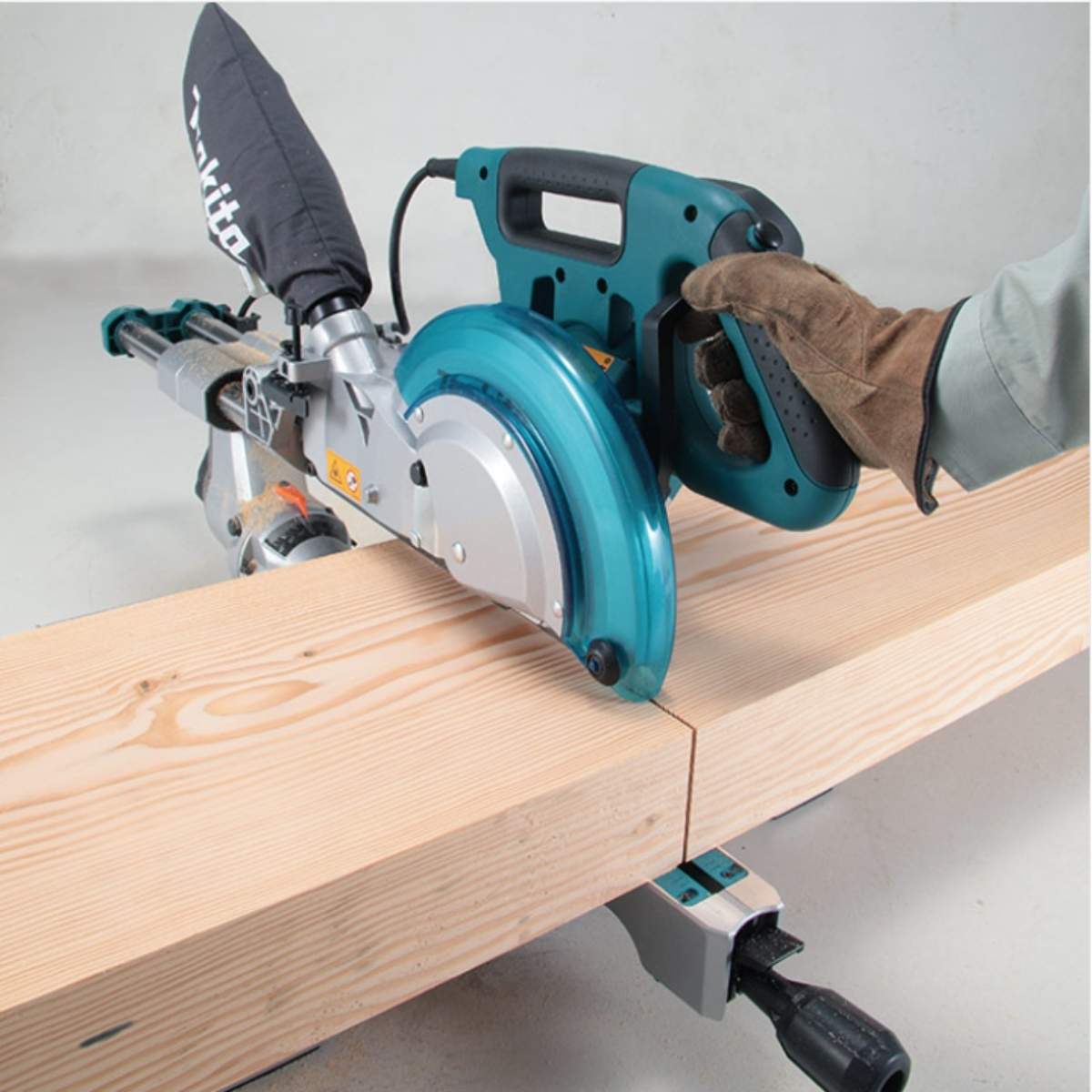 Detalhe do sistema telescópico da Makita LS1018L para cortes em madeiras larga