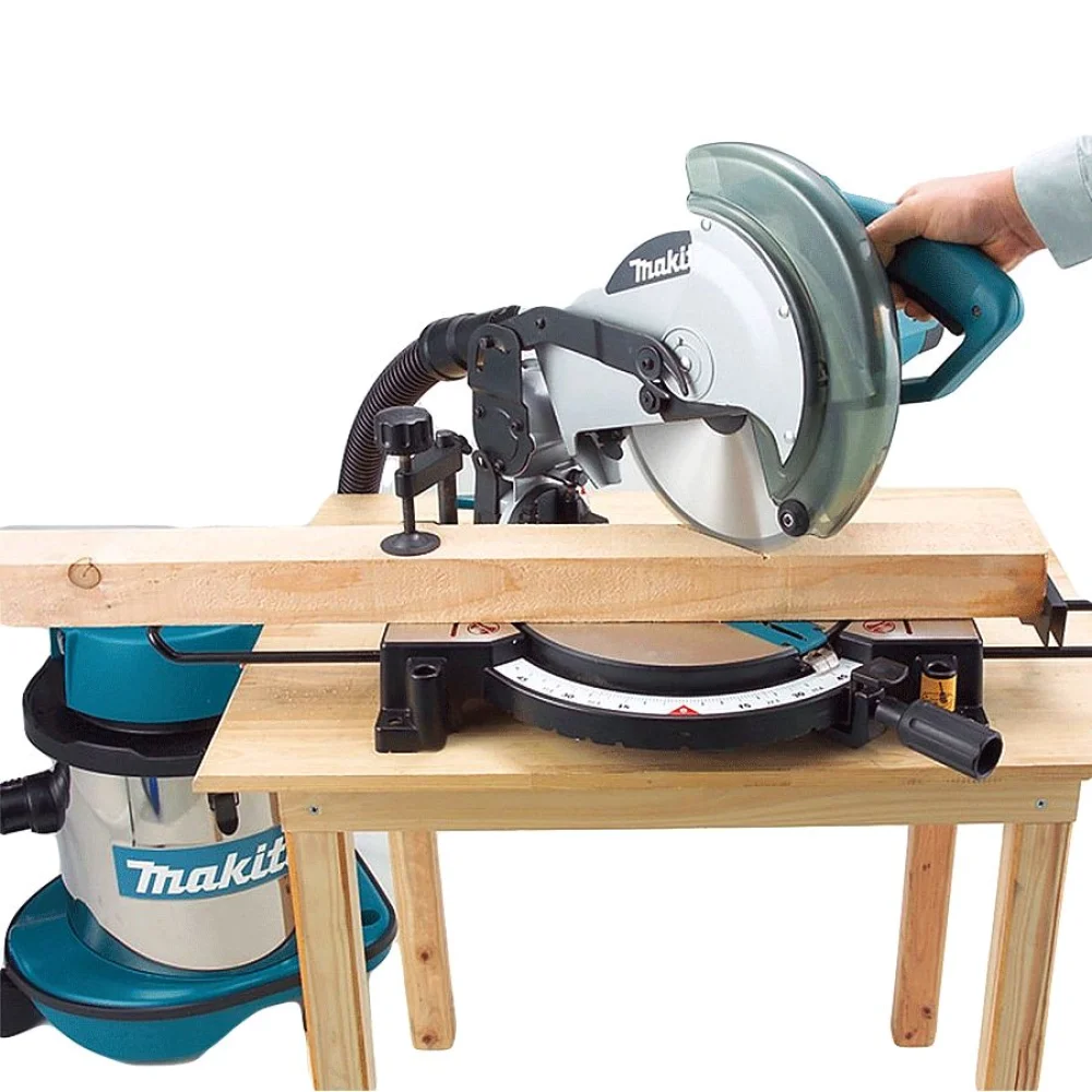 Marceneiro operando a Makita MLS100 para corte de esquadria em madeira, destacando a estabilidade da base e a precisão da lâmina de 10 polegadas em uso profissional.