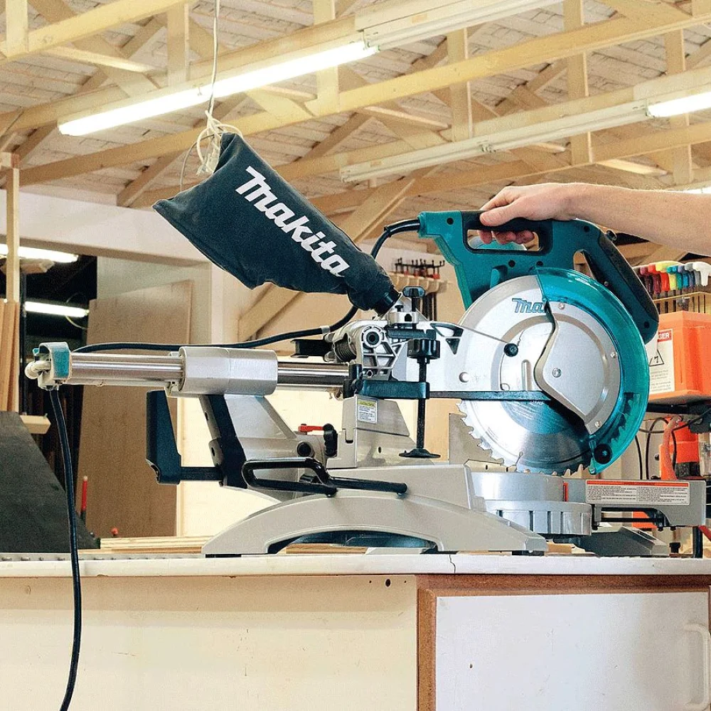 Marceneiro utilizando a serra Makita LS1018L para cortes em ângulos e esquadria